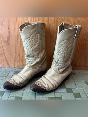 Vintage 1970s Tony Lama Two Tone Cream Lizard Wing Tip Cap Toe Cowboy Boots - W9